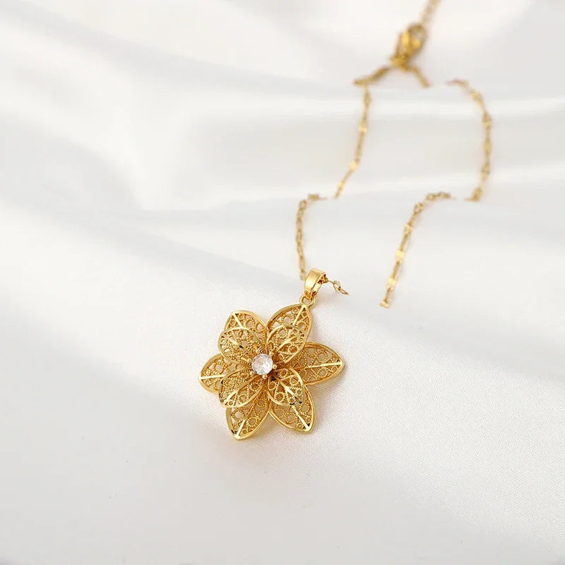 360° Rotatable Decompression Style Hollow Pattern Leaf Pendant Necklace for Ladies Birthday Gift Christmas Gift