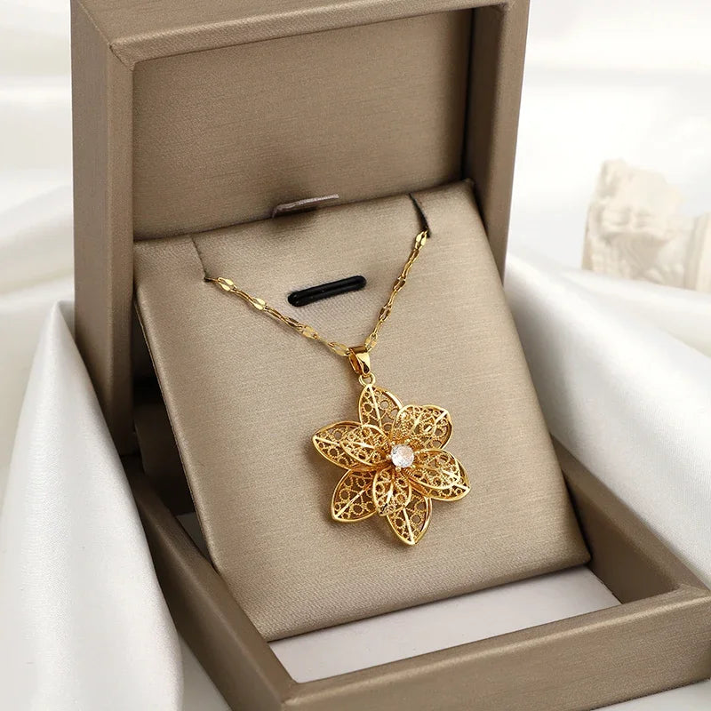 360° Rotatable Decompression Style Hollow Pattern Leaf Pendant Necklace for Ladies Birthday Gift Christmas Gift